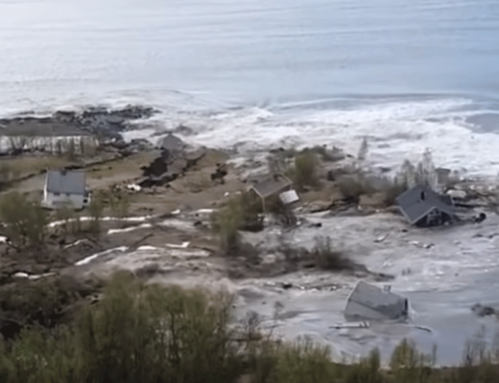 JEZIVI PRIZORI: Klizište proradilo, kuće skliznule u more (VIDEO)