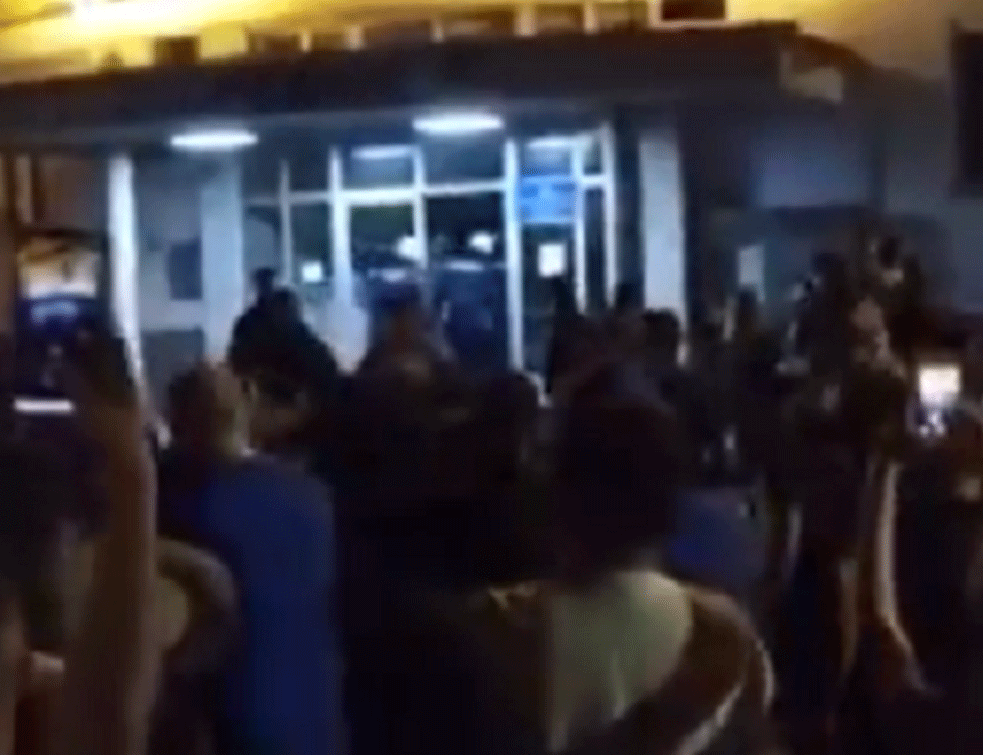 Policija se u Nišu povukla pred demonstrantima, ispraćeni aplauzom! (VIDEO)