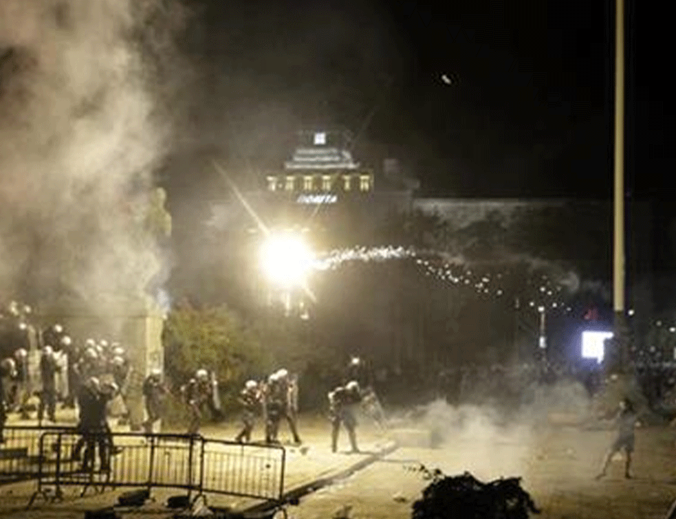 JEZIVO! <span style='color:red;'><b>Fotoreporter</b></span>i Bete povređeni na protestu (FOTO)