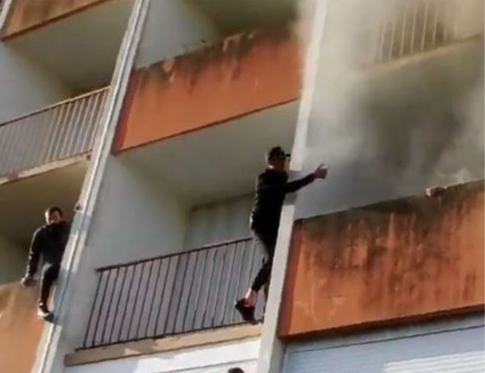 Požar na drugom spratu, goreo ceo stan: Trojica mladića spasila starca sigurne smrti (VIDEO)