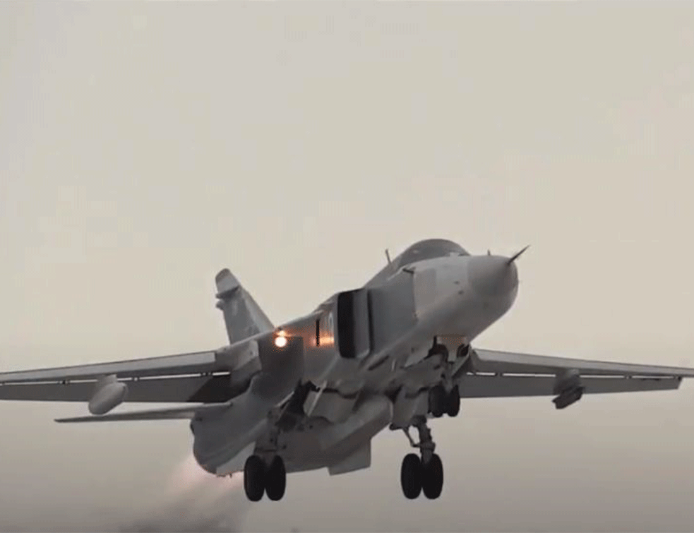 Ljudi na Krimu oduševljeni: Su-24M proleteo iznad pune plaže (VIDEO)