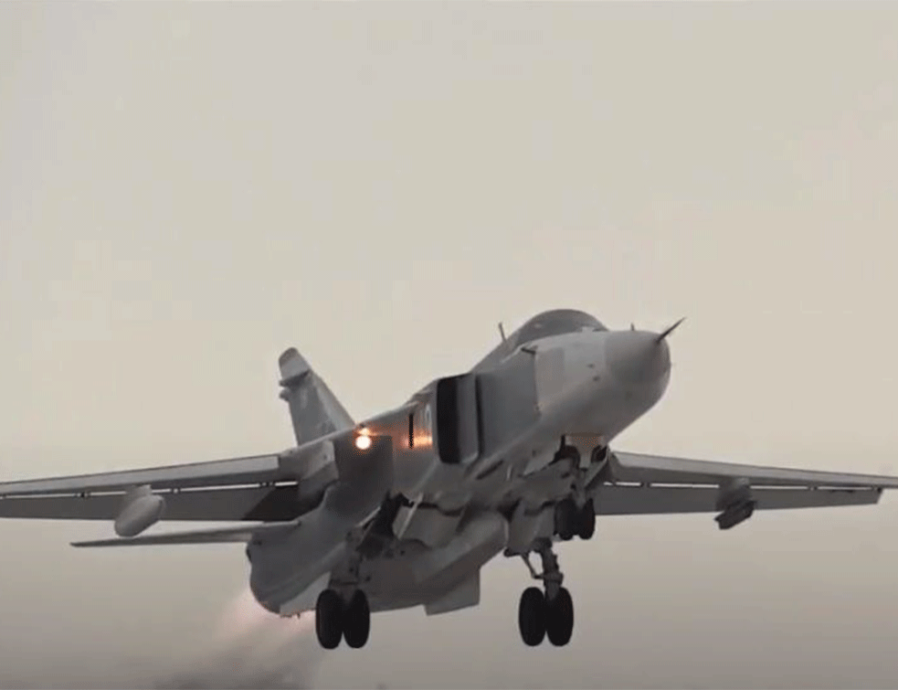 Ljudi na Krimu oduševljeni: <span style='color:red;'><b>Su-24M</b></span> proleteo iznad pune plaže (VIDEO)