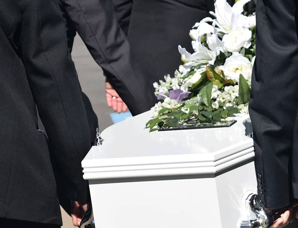 JEZIVA SCENA NA GROBLJU: Sahranjivali mladića (17), a on OTVORIO OČI dok su ga polagali u raku!