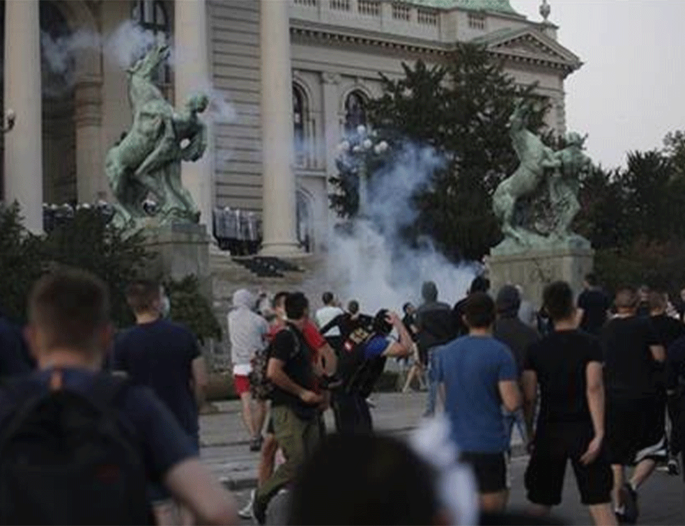 Žandarmerija tukla ljude koji su pali u stampedu, najavljena i privođenja demonstranata! (FOTO+VIDEO)