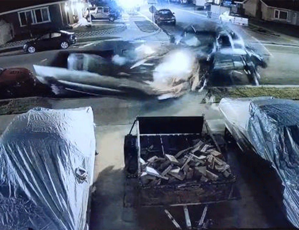 Šta može da krene naopako? <span style='color:red;'><b>Bežao od policije</b></span> i uništio tri parkirana automobila! (VIDEO)