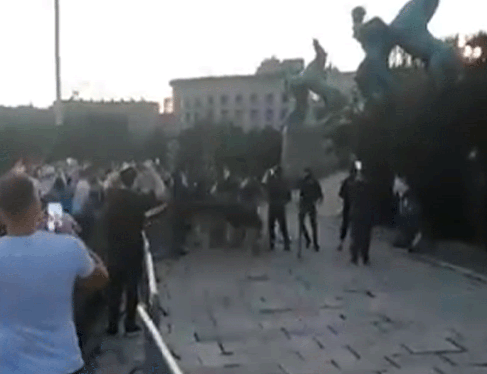 HAPŠENJE PRED SKUPŠTINOM! Nožem izbo mladića na protestu! 