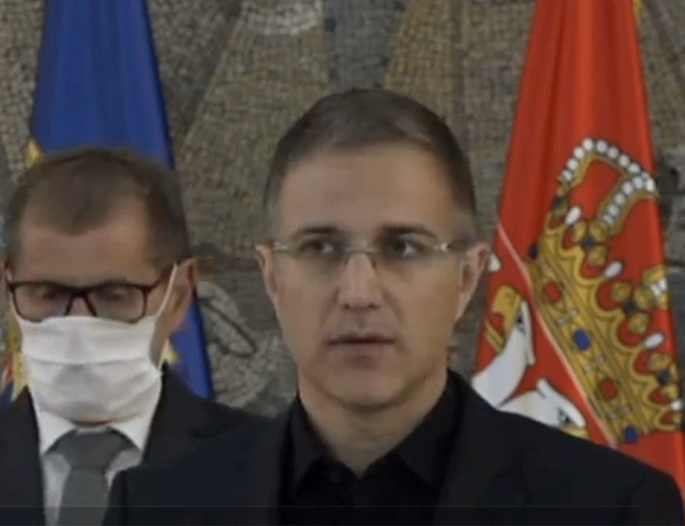 Stefanović: Pripadnici MUP-a bili uzdržani, povređeno 10 policajaca, jednom polomljene obe noge! Napadani su i lopatama (VIDEO)