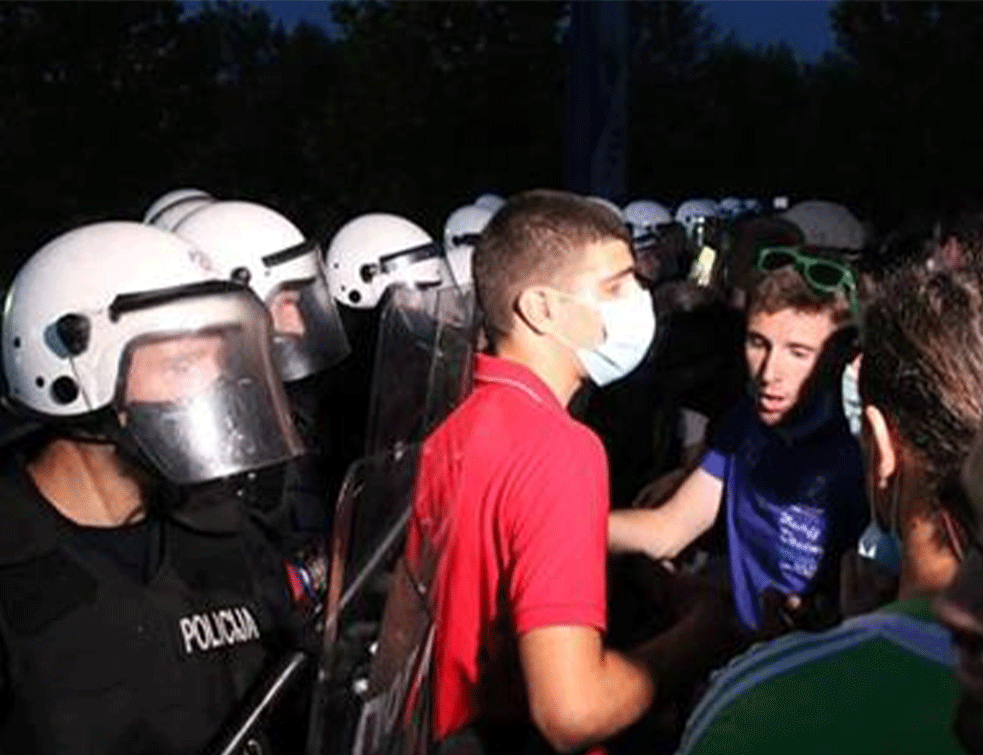 Demonstranti neprestano bacali kamenice i baklje, huligani bacili suzavac! Policija opkolila Skupštinu Srbije (VIDEO)