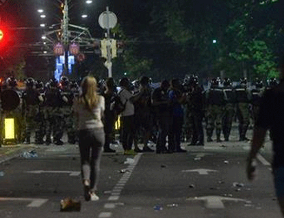 Policija potisnula demonstrante do Tašmajdana!  (FOTO)