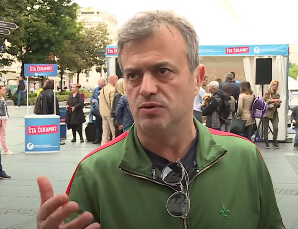 POLICAJAC SPREČAVAO KOLEGU DA INTERVENIŠE TOKOM NAPADA NA SERGEJA TRIFUNOVIĆA (VIDEO)