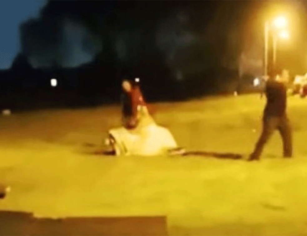 OPŠTI HAOS! VENČANJE ZA PAMĆENJE: Mlada se tuče u blatu sa gostima, prijateljica u nesvesti (VIDEO)