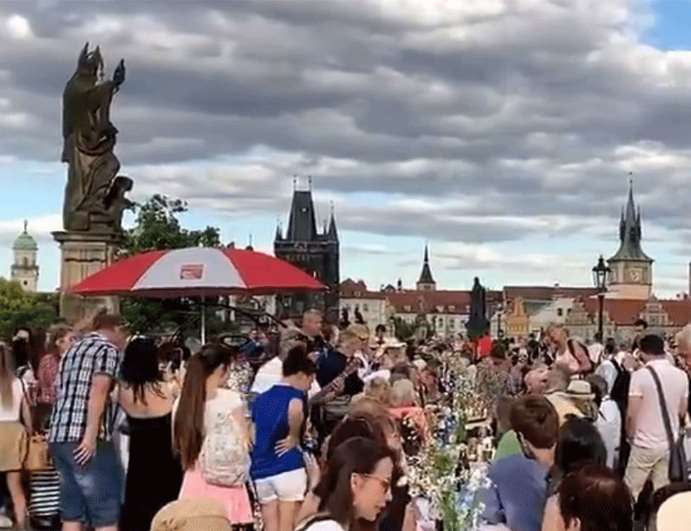 Česi gozbom, muzikom i pesmom ispratili koronu! (VIDEO)