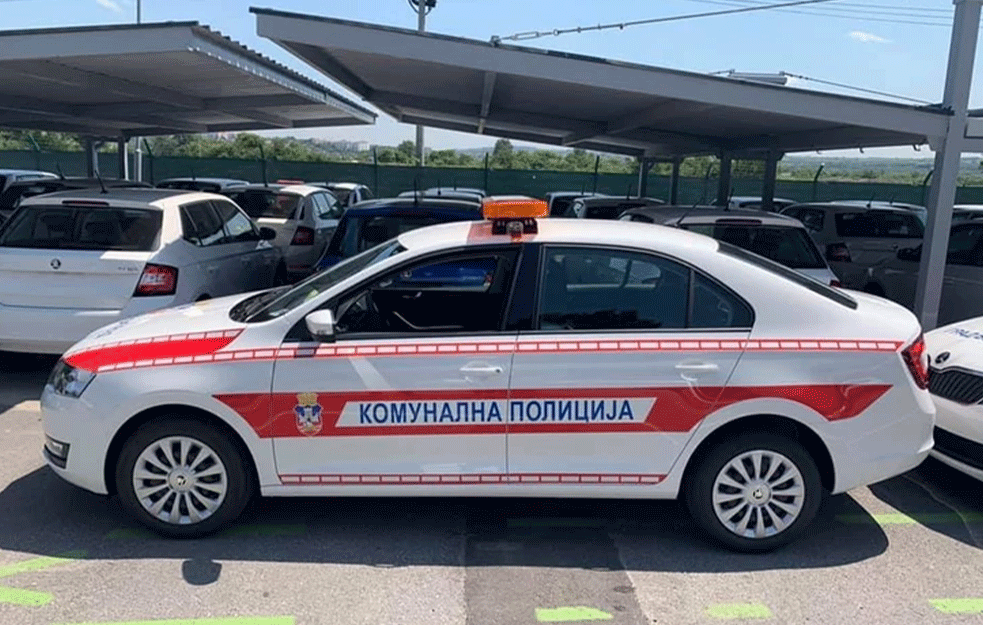 DEMONSTRACIJA SILE I ZLOUPOTREBA SLUŽBENOG POLOŽAJA: <span style='color:red;'><b>Komunalni inspektori</b></span> me tukli i šutirali zbog parkinga!