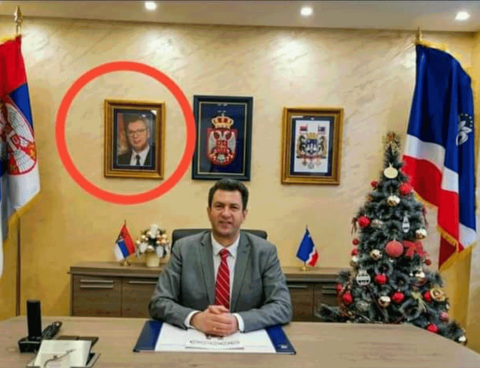 POSLE TITA VUĆIĆ: Gradonačelnik Šapca drži SLIKU PREDSEDNIKA u svom KABINETU! (FOTO)