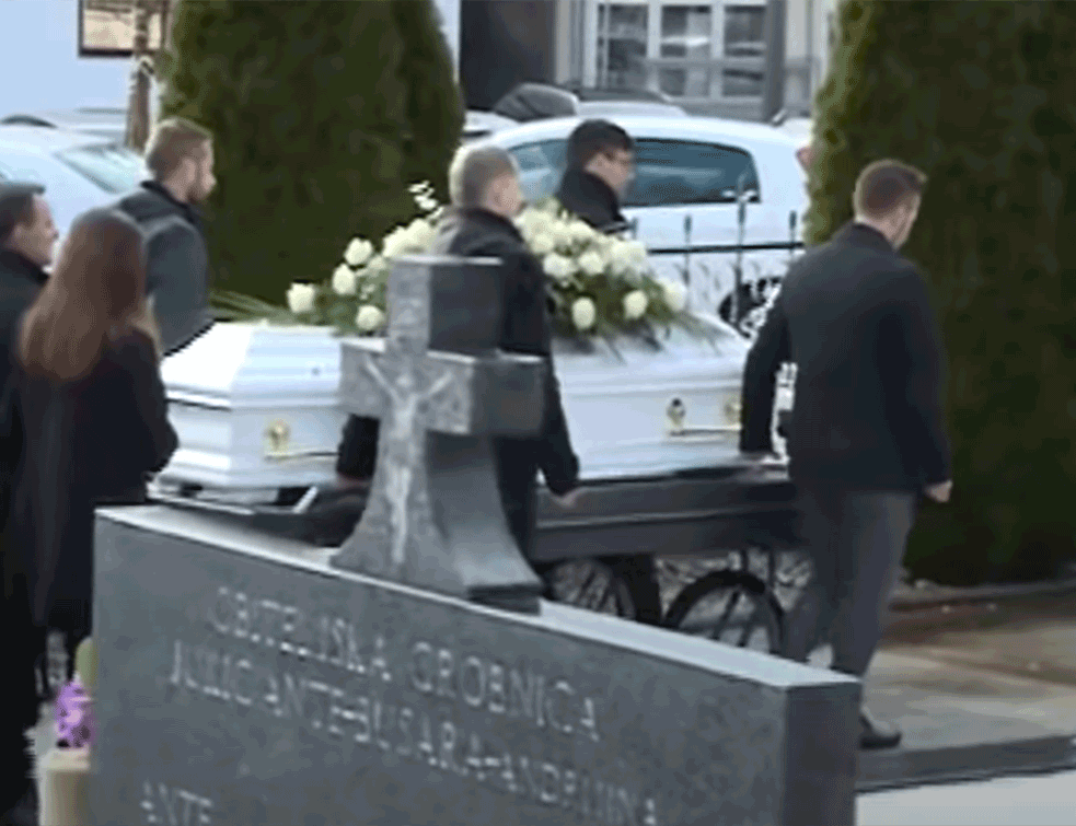 POTRESNE SCENE SA SAHRANE TRAGIČNO STRADALE DECE: Muk i tihi jecaji ispratili ŠEST BELIH KOVČEGA (VIDEO) 