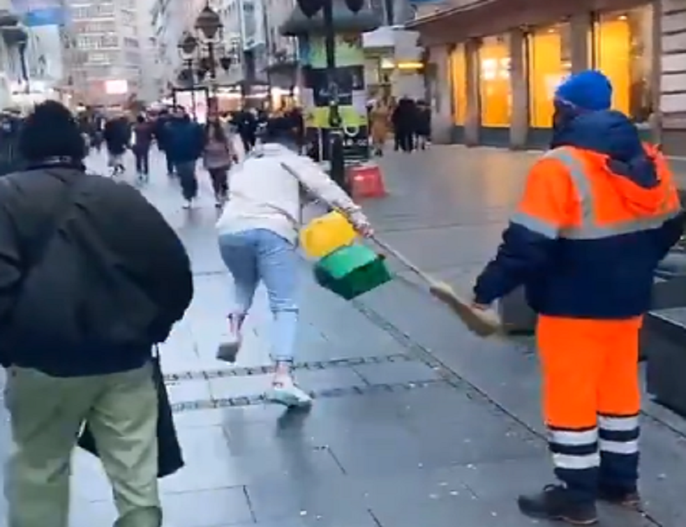 Neverovatan BEZOBRAZLUK tinejdžera: MALTRETIRAJU čistača ulice radi ZABAVE (VIDEO)