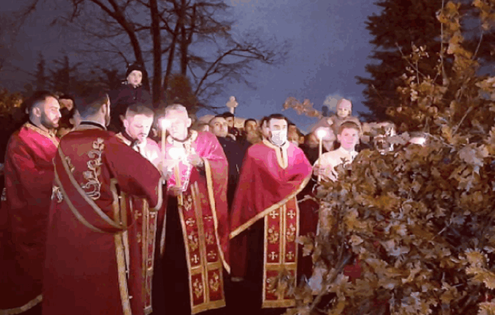 VERNICI PROSLAVLJAJU BADNJE VEČE ŠIROM SRBIJE: Neverovatni prizori paljenja badnjaka (FOTO+VIDEO) 