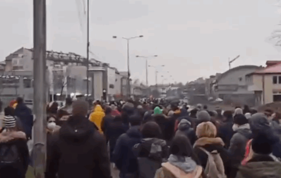 OVAKVA SLOGA DUGO NIJE VIĐENA! Nepregledna MASA NIŠLIJA PRED POLICIJOM, traže pravdu za žrtve BAHATOG VOZAČA, od BUKE SE ništa NE ČUJE! (VIDEO)