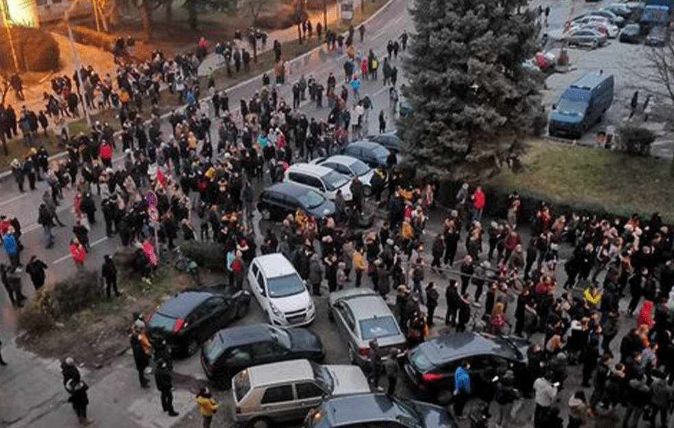 GRAĐANI U NIŠU PROTESTUJU UZ UZVIKE 'OSTAVKA': Načelnik niške policije izašao pred građane! (VIDEO)
