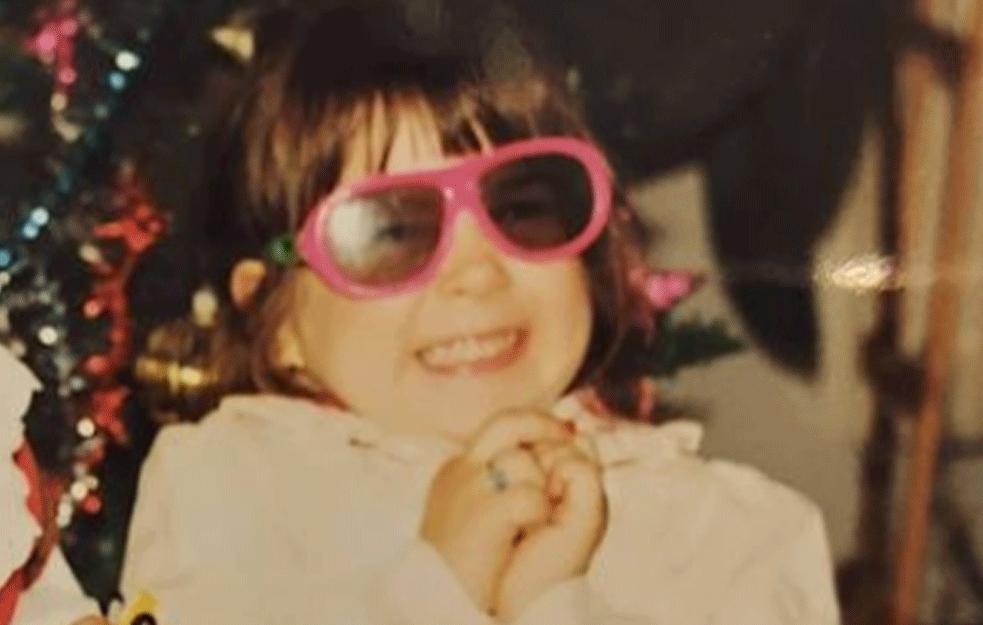 ZNATE LI KO JE DEVOJČICA NA FOTOGRAFIJI? Danas je jedna od najpoznatijih voditeljki, a njen glas vas budi svako jutro (FOTO)