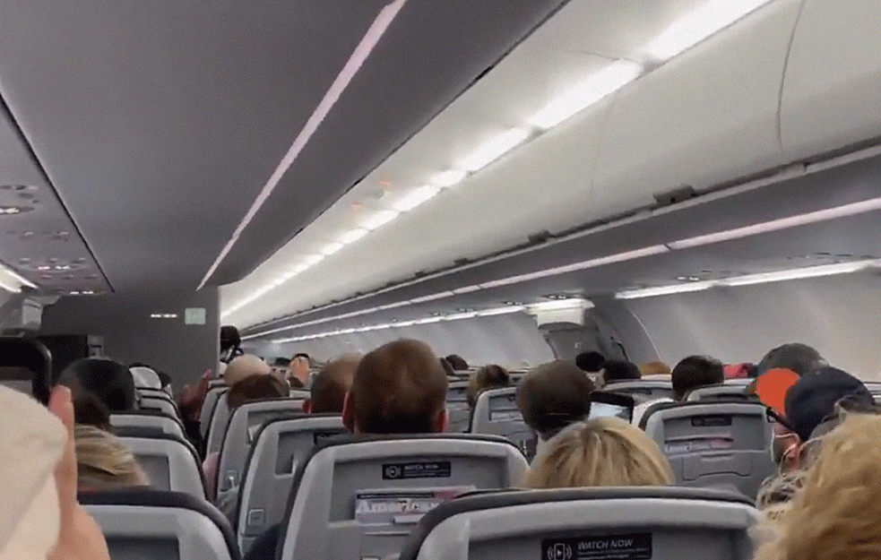 FRKA U AVIONU, PILOT PRETIO TRAMPOVIM PRISTALICAMA: Spustićemo avion i ostaviti ljude, nije me briga (VIDEO)