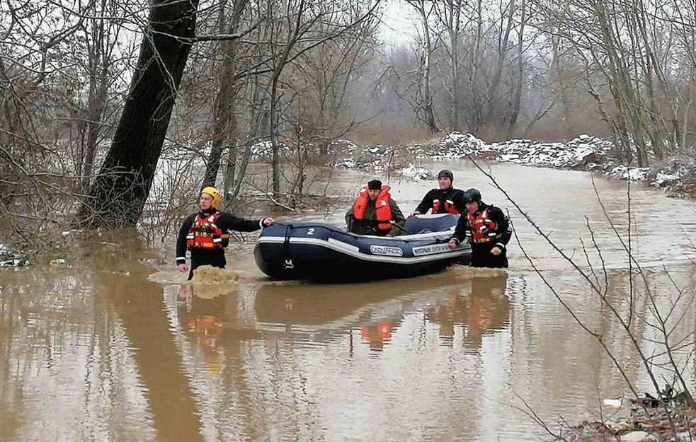 HAOTIČNE POPLAVE NA JUGU SRBIJE: Evakuisao 67 osoba iz POPLAVLJENIH OBJEKATA! (FOTO)