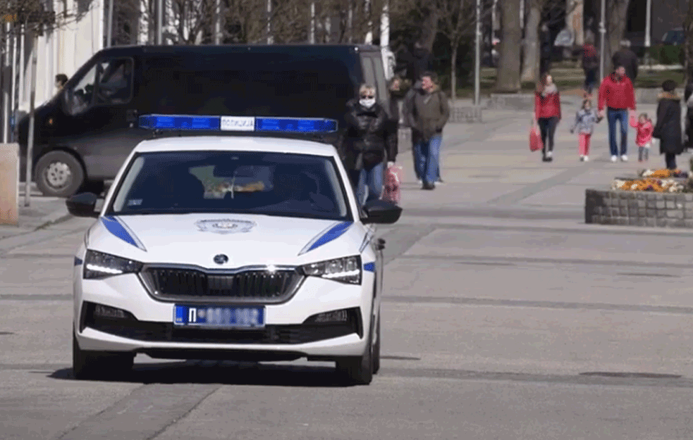 HAOS KOD LOZNICE: Sekirom nasrnuo na policajca pa se zabarikadirao u kuću!