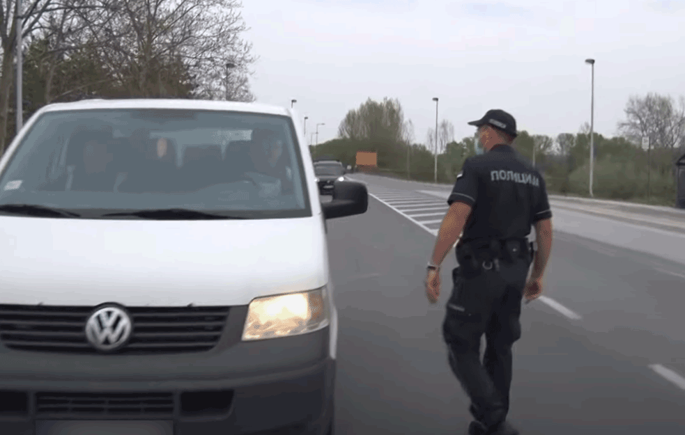 DOLIJAO LAŽNI POLICAJAC: Uhapšeni u maskirnoj uniformi otimao novac strancima autoputu