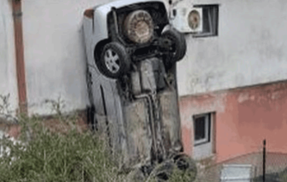 STRAVIČAN PRIZOR U UMČARIMA: Auto se zakucao u KUĆU, vozač povređen! (FOTO)
