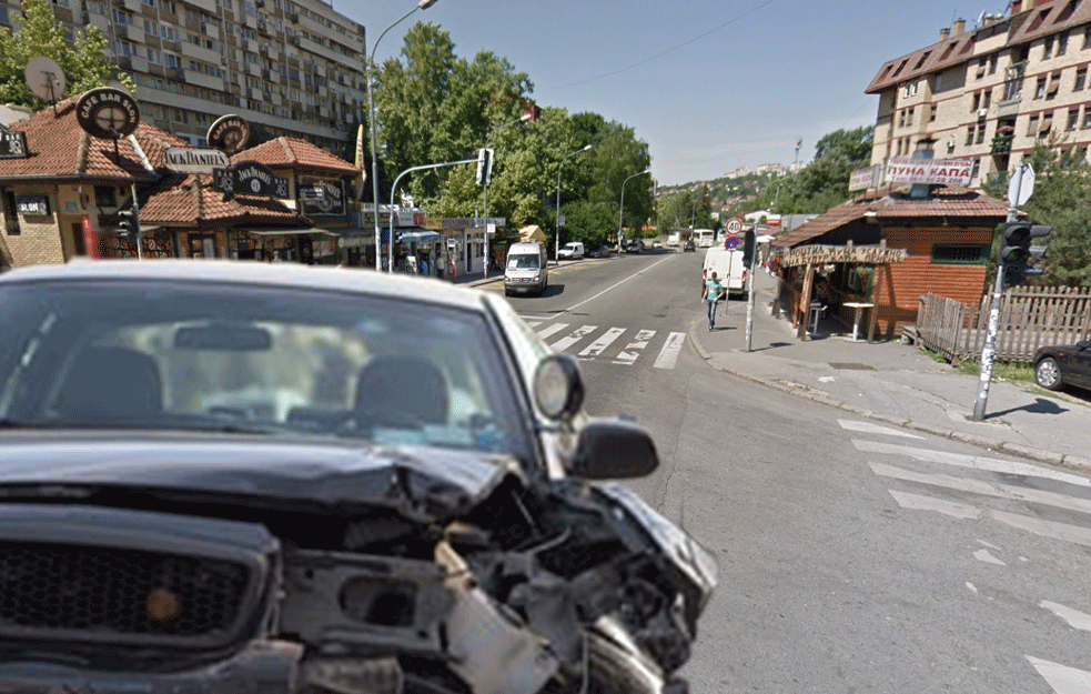 TEŠKA SAOBRAĆAJNA NESREĆA U BEOGRADU: Automobilom uletela na trotoar, POVREĐENO ŠEST PEŠAKA!