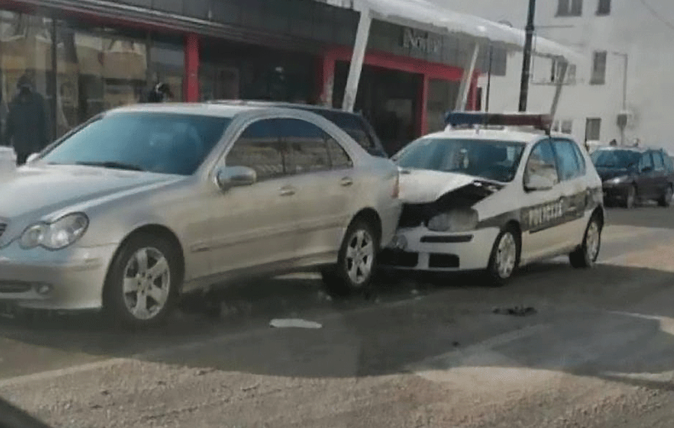 POLICIJA NE ZNA GDE UDARA: <span style='color:red;'><b>Policijska kola</b></span> se zakucala u Mercedes, i poptuno se slupala! (FOTO)
