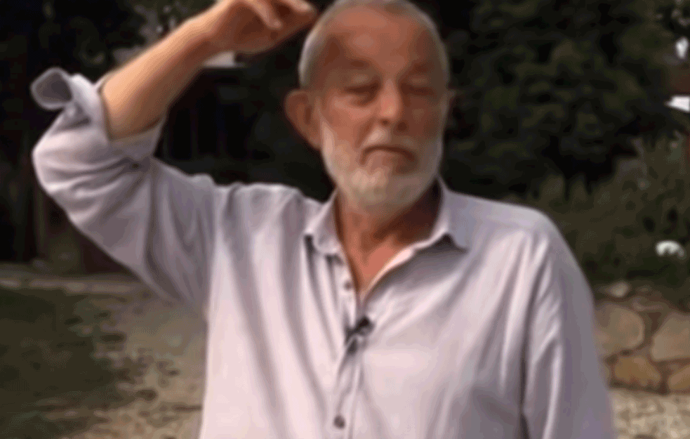 DOK JE PROFESOR MIKA ALEKSIĆ U CENTRU SKANDALA ŠKOLA RADI: Roditelji i dalje dovode decu