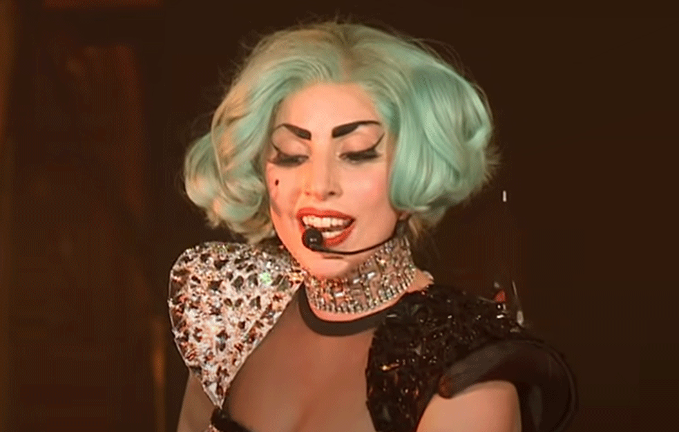 EVO ZAŠTO JE KRALJICA STILA: Lejdi Gaga postavila novi <span style='color:red;'><b>MODNI trend</b></span> na Bajdenovoj inauguraciji! (FOTO+VIDEO)