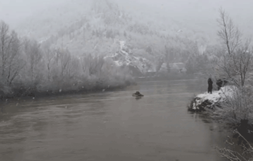 OBUSTAVLJENA POTRAGA ZA NESREĆNIM VOZAČEM: Ronilačke ekipe čekaju da se LIM izbistri, auto lociran na VELIKOJ DUBINI!  