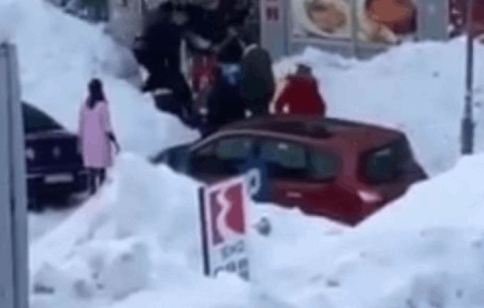 JEZIV SNIMAK SA ŽABLJAKA: Majku i dete zatrpao sneg, ljudi ih golim rukama izvukli (VIDEO)