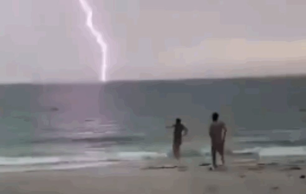 MILISEKUNDE IH DELILE OD SIGURNE SMRTI! Hteli da skoče u vodu, ali u poslednjem trenutku OPALIO GROM! (VIDEO)