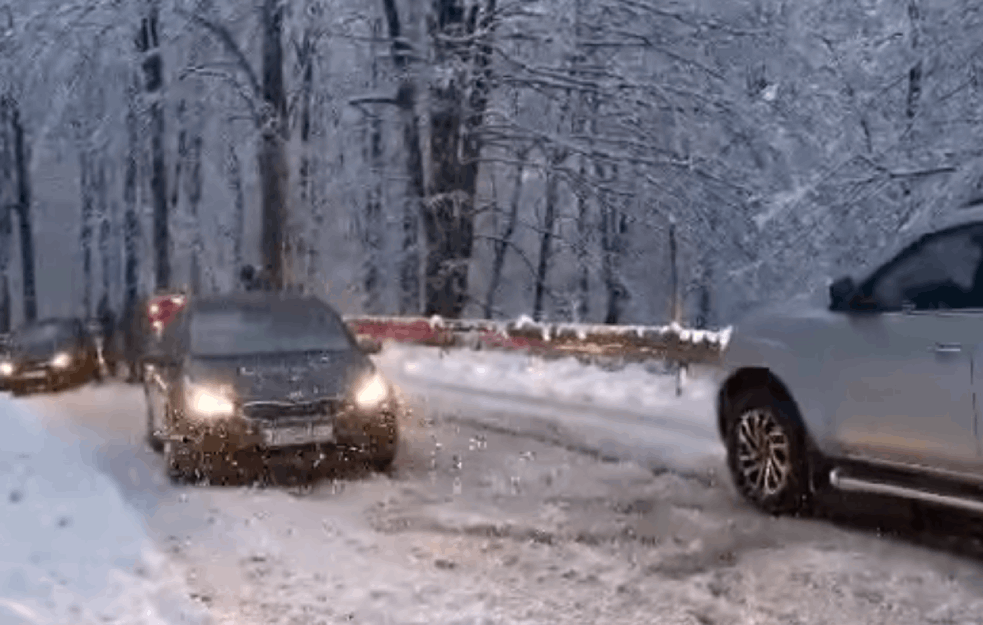 SNEG DO KOLENA PAO U KOMŠILUKU: Sneg i minus stižu i u Srbiju (VIDEO)