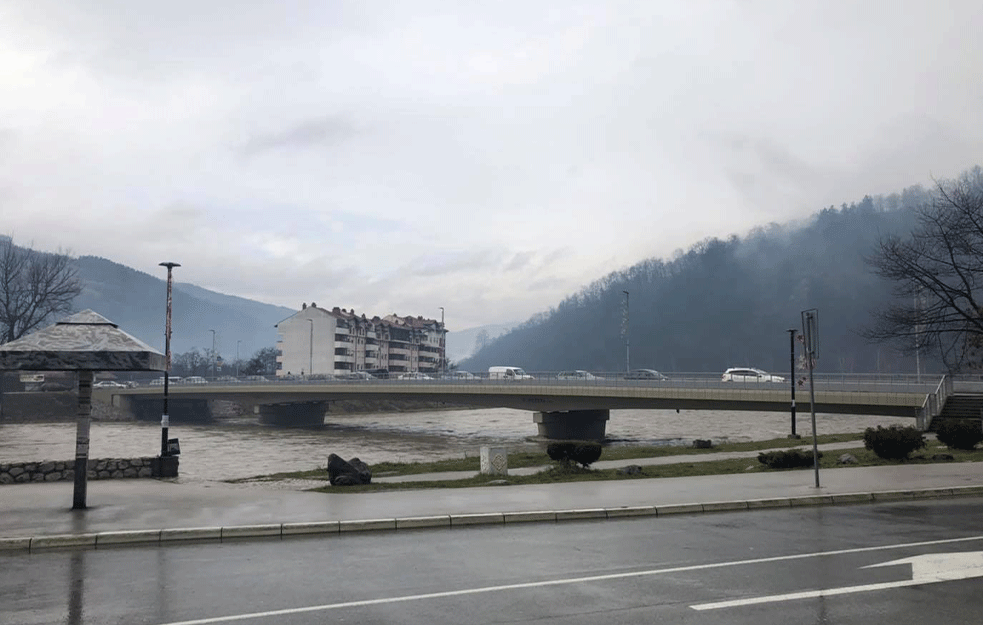 HOROR KOD PRIJEPOLJA: Automobilom sleteo sa mosta u <span style='color:red;'><b>ponor</b></span>, i nestao ISPOD POVRŠINE VODE!