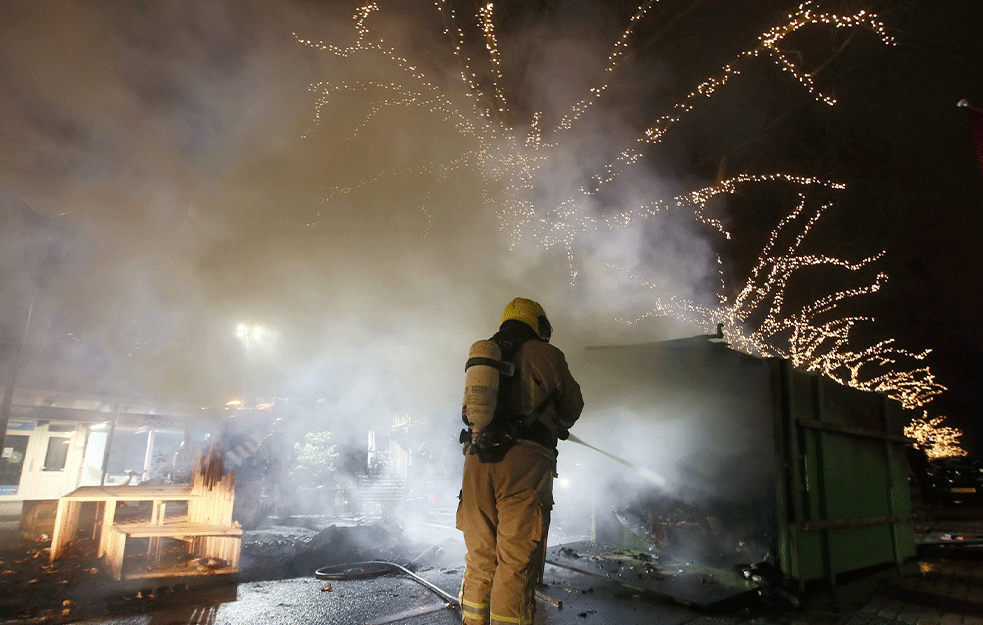 EVROPA U PLAMENU DEMONSTRACIIJA, LJUDIMA DOZLOGRDIO KARANTIN: Traži se <span style='color:red;'><b>ukidanje mera</b></span> i povratak normalnom životu (VIDEO) 