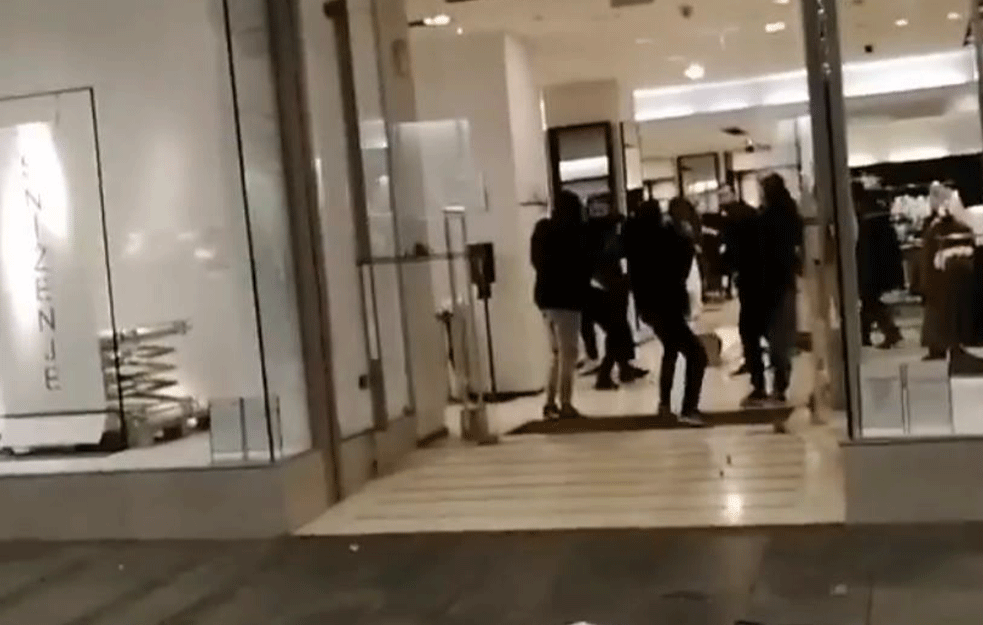 MIGRANTI DIVLJALI U BEOGRADU: Napali i tukli radnike obezbeđenja i OPLJAČKALI BUTIK U CENTRU GRADA (VIDEO)