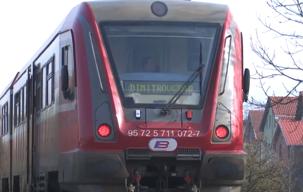 TRAGEDIJA U LESKOVCU! Voz zgazio čoveka, ostao na mestu mrtav