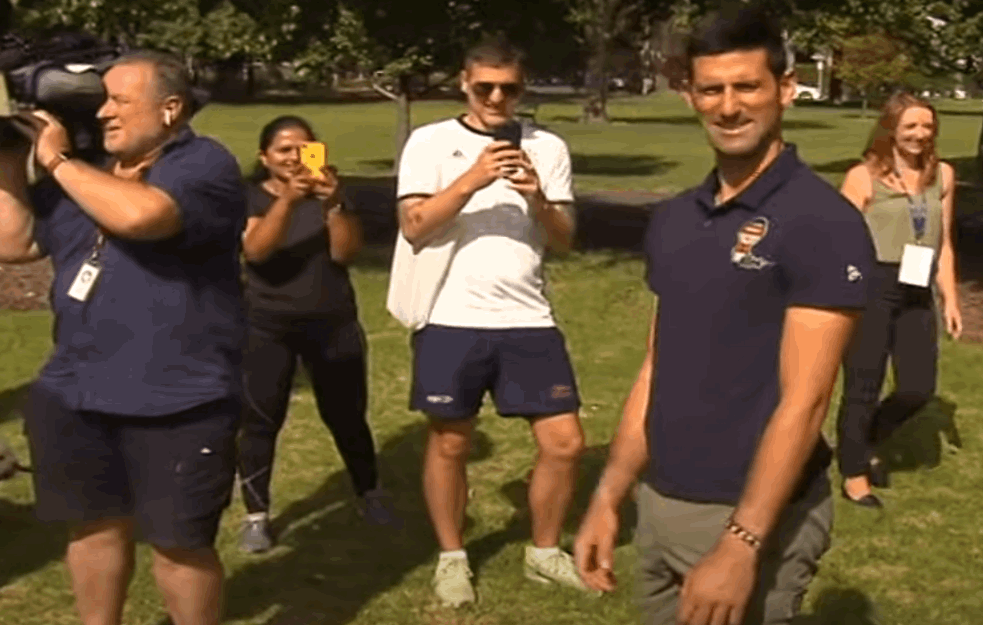 MEDITIRAO, HODAO BOS PO TRAVI, IGRAO RAGBI: Novak izašao u park, a onda su nagrnuli <span style='color:red;'><b>obožavaoci</b></span> (FOTO/VIDEO) 