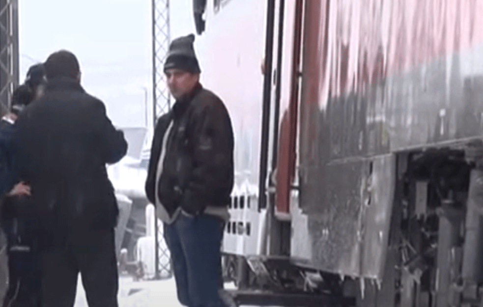 UŽASNA NESREĆA U LAJKOVCU: Nepoznata osoba se bacila pod voz