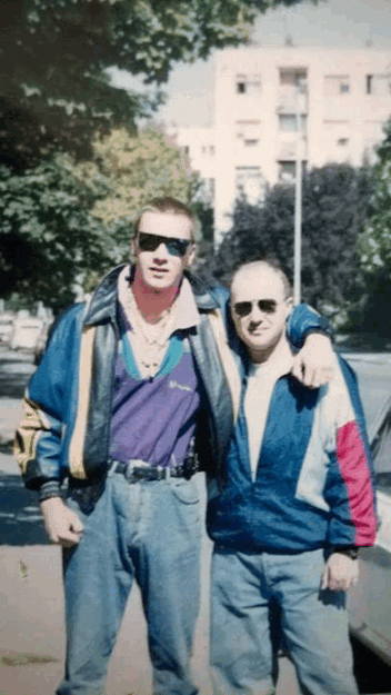 Aleksandar Knežević Knele i Vladimir Brozičević. Fotografija nastala 1990 godine u ulici Braće Jerković.   Foto: Puls asfalta