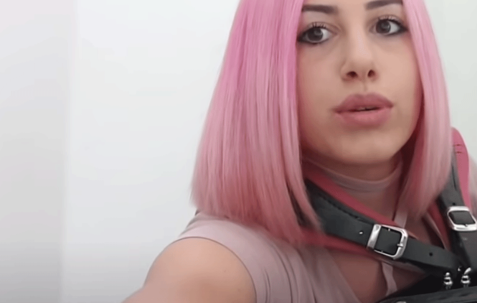 HIT JE U ZVEZDAMA GRANDA: <span style='color:red;'><b>Stela</b></span> nije ofarbala samo kosu u roze! (VIDEO)