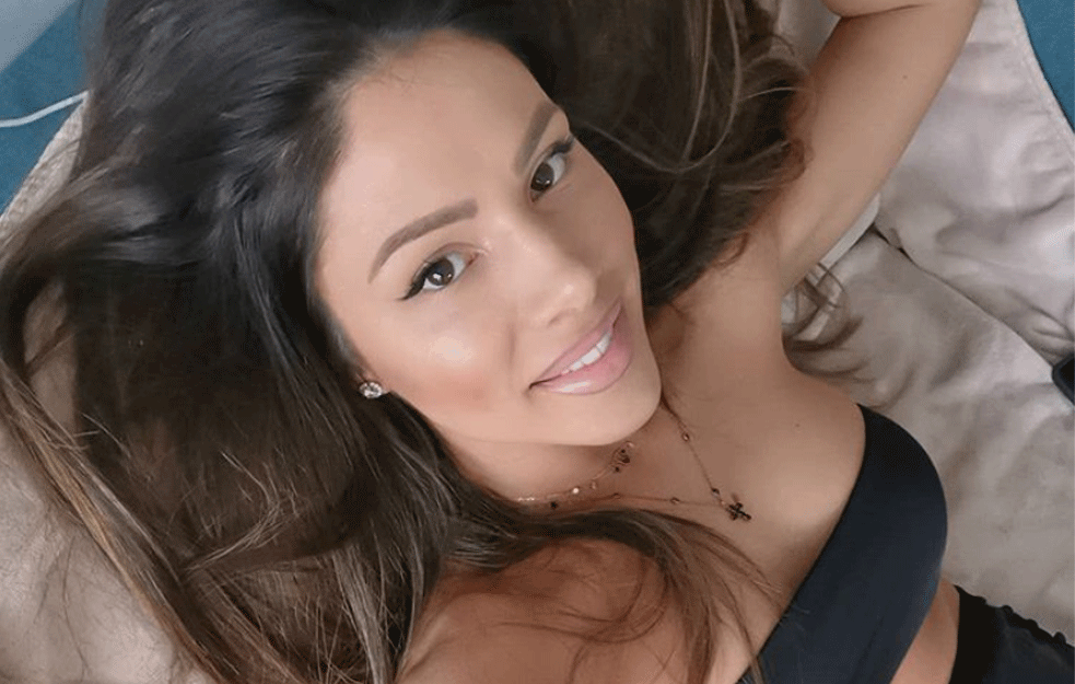 SNAŠLA SE: Pevačica Sandra Afrika PEVA PO KUĆAMA, za nju nema KORONE (FOTO)