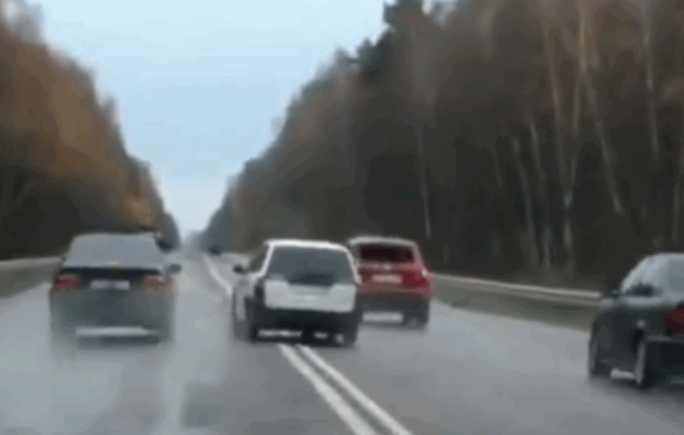 KAKO IZGLEDA EKSPLOZIJA PLINA u automobilu USRED VOŽNJE: BLJESNULO kao munja, auto se okrenuo OKO SVOJE OSE! (UZNEMIRUJUĆI VIDEO)  