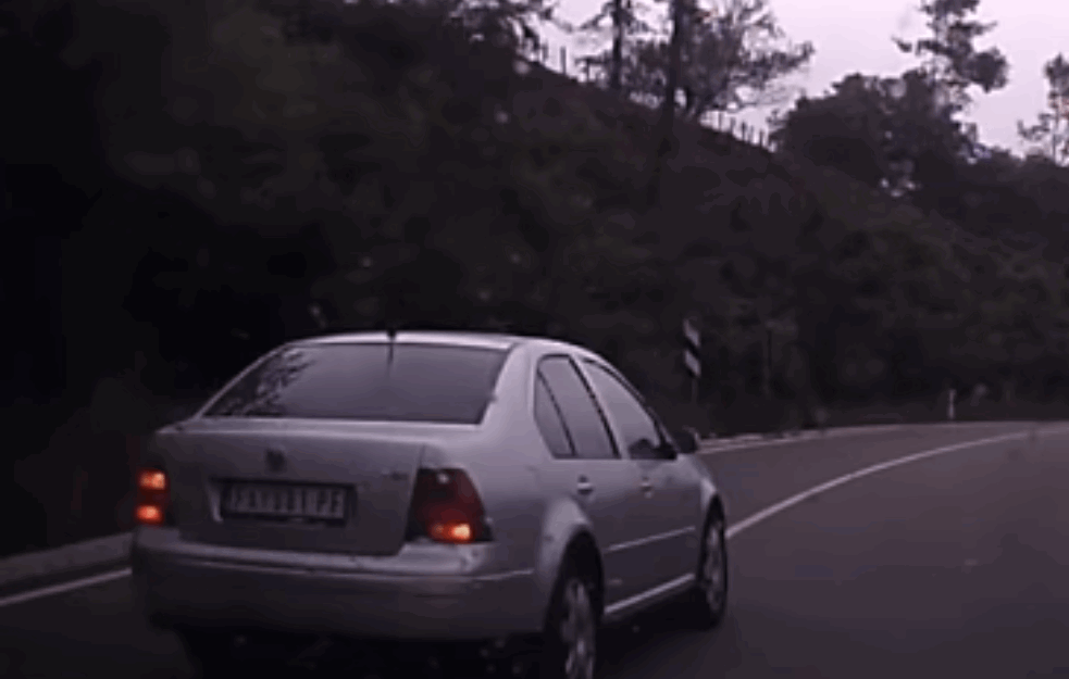 PRETICANJE PREKO PUNE LINIJE UMALO KOBNO: Na putu Bor - Zaječar SMRSKANI automobili od siline udara, ima povređenih
