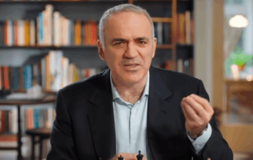 DAN KADA JE ČOVEK IZGUBIO OD KOMPJUTERA! Kasparov o ROBOTU KOJI GA JE POBEDIO: ‘Pomirio sam se sa tim’ (VIDEO) 