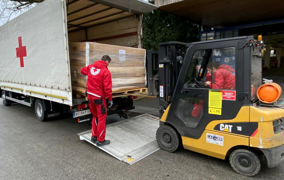POMOĆ CRVENOG KRSTA SRBIJE STANOVNIŠTVU POGOĐENOM ZEMLJOTRESOM U HRVATSKOJ:  Montažne kućice za <span style='color:red;'><b>privremeni smeštaj</b></span>, kreveti, oprema